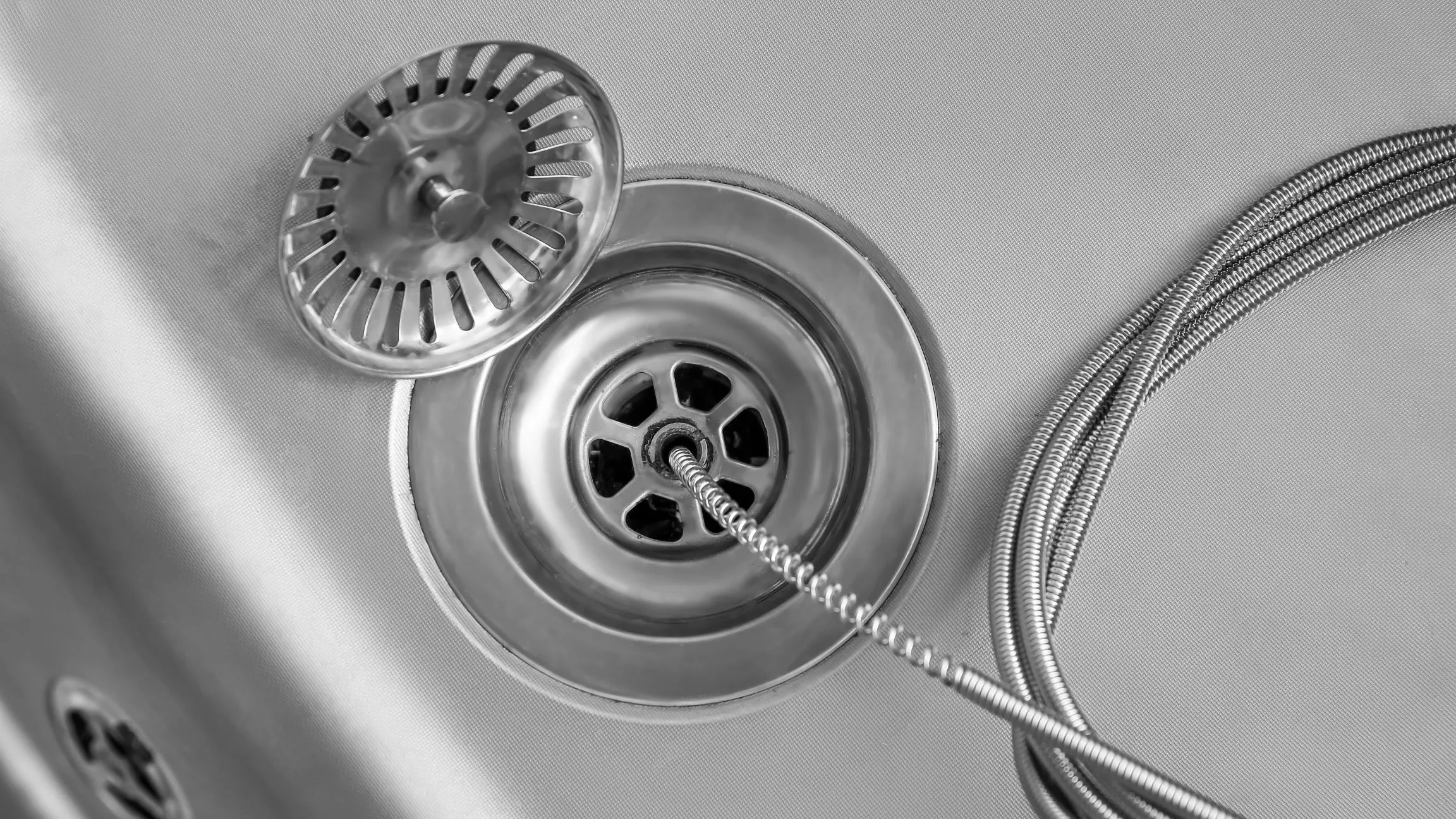 Abflussreinigung Waschbecken mit Spirale